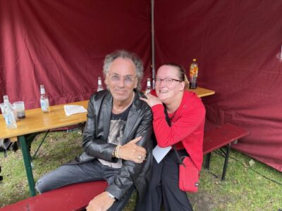 Katja mit Hugo Egon Balder Backstage.HEIC