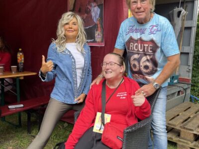 Katja mit Susi und Uli von Rudolf Rock und die Schocker backstage.HEIC